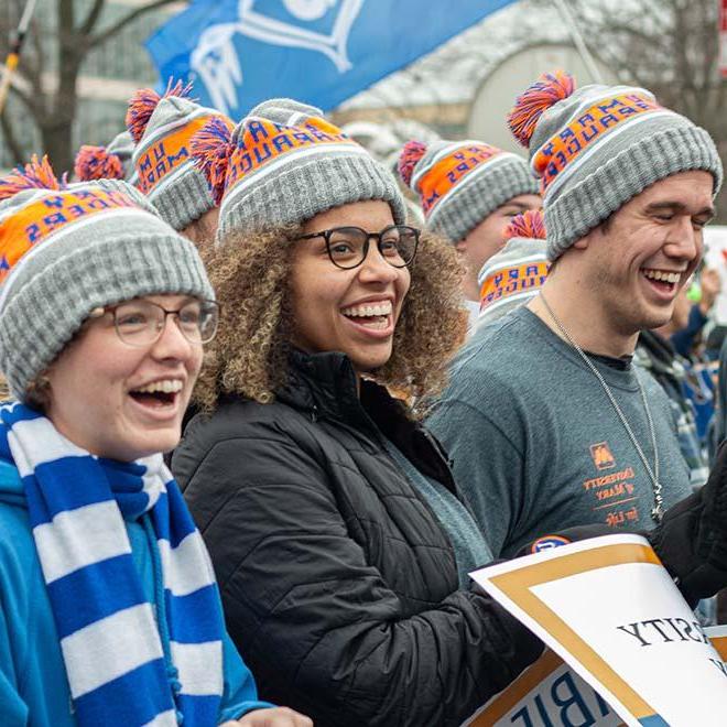 在华盛顿特区举行的全国生命游行活动中，快乐的立博中文版学生戴着相配的长筒袜帽.C.