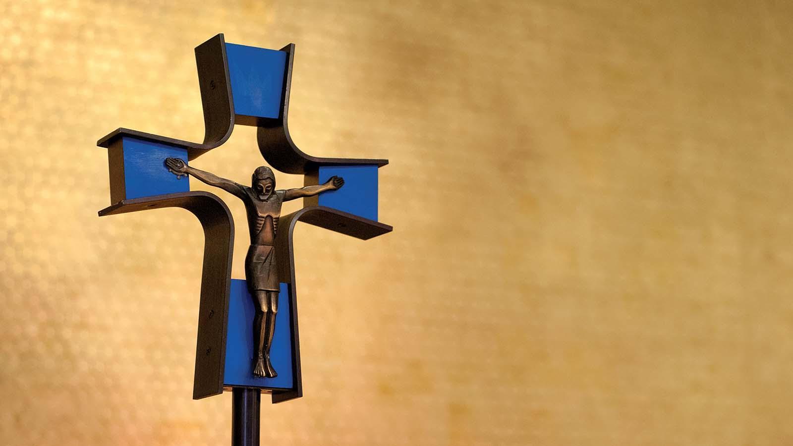 关闭up of crucifix in front of gold-leafed wall.